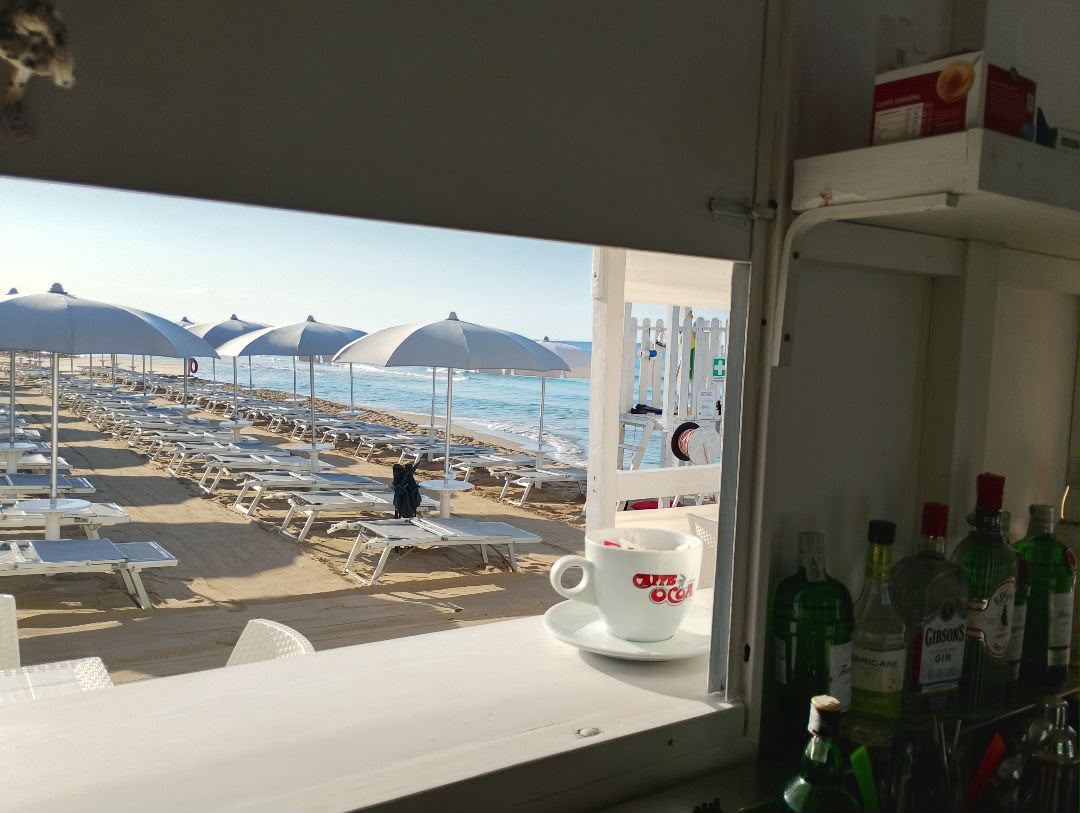 Caffè con vista sulla spiaggia del Lido Girasole